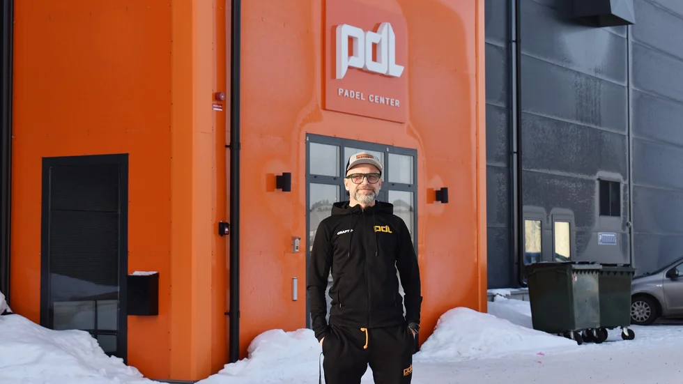 Hallchefen Mats Danson framför stora anläggningen på Hedensbyn, som nu också ska avecklas. 