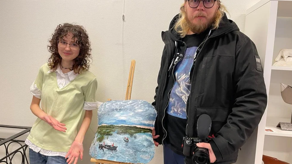 Pontus Johansson gjorde en gipsavgjutning av sin mage inspirerad av sin fru som gjorde samma sak när hon var gravid. Freya målade Råneälven på gipsavgjutningen. Pontus Johansson bor i Råneå.