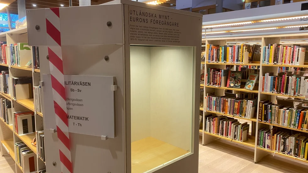 Tjuvarna som bröt sig in på biblioteket visste var de skulle leta. De gick direkt till den larmade montern, bröt upp den och stal 77 gamla utländska mynt till ett uppskattat värde av 200 000 kronor.