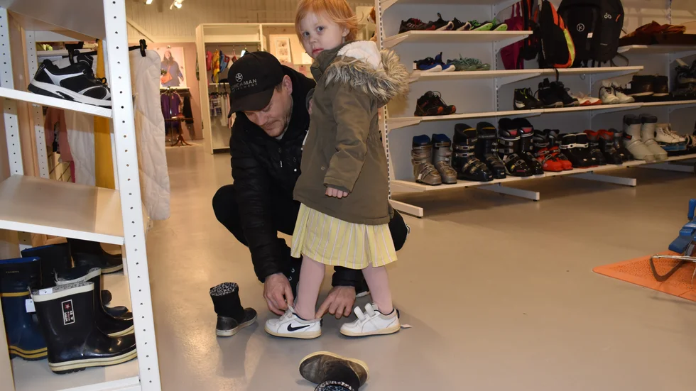 Freya Elfving provar skor tillsammans med pappa Mikael Elfving. 