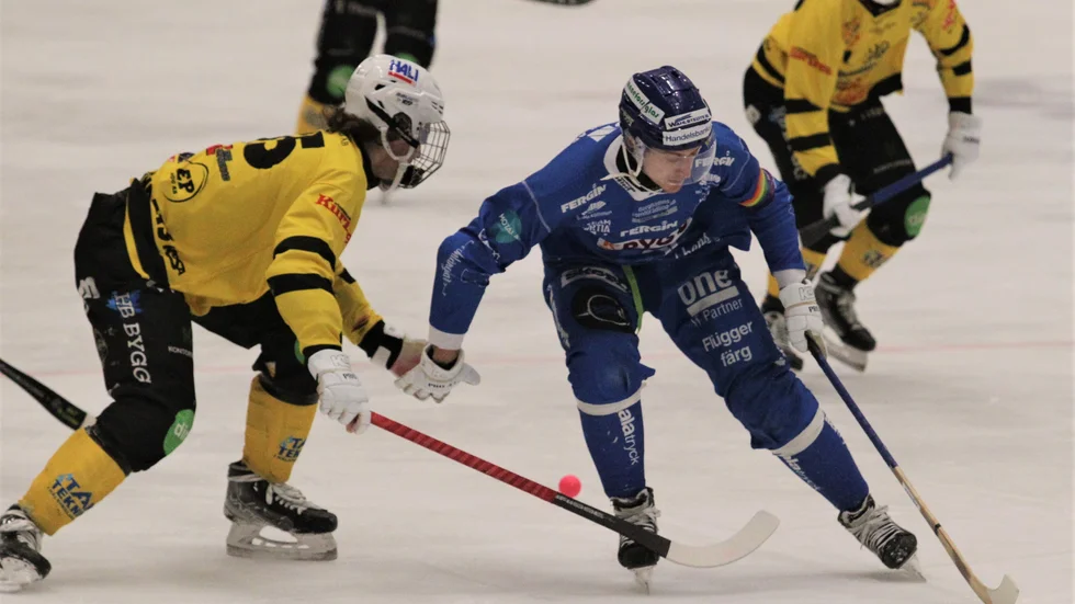 IFK Motalas lagkapten Fredrik Lönn är på väg framåt mot Broberg-Söderhamn, men 1-4-förlusten sved och nu är IFK medvetet om att det blir svårt att ni topp sex. "Mycket måste studsa med", inser tränaren Simon Hansson.