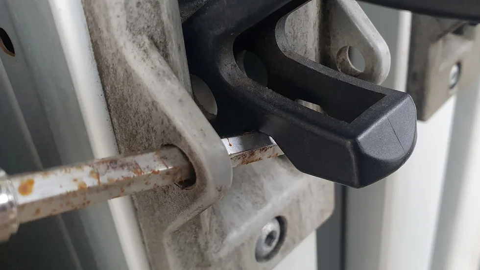 Under pumphandtaget hade någon kilat fast en skruvmejsel. "När man slår igen pumpen efter att man tankat åker de fram och tankar på ditt konto", säger Robin Åkesson, som upptäckte skruvmejseln. 