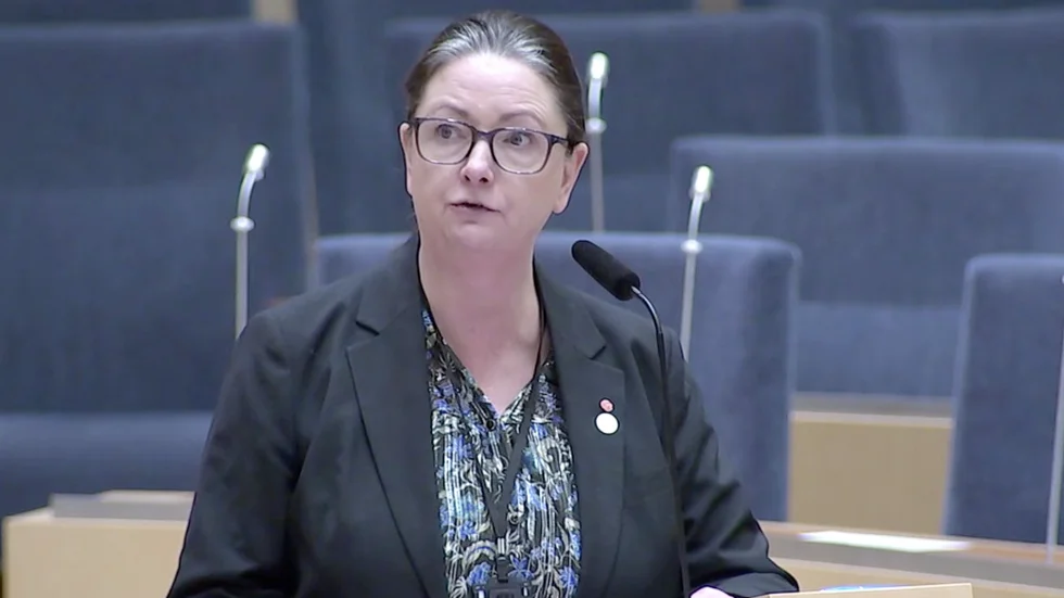 Åsa Karlsson (S), Skellefteå, är orolig över Norrbotniabanas byggandet och hade gjort en interpellationsfråga till ansvarig minister.