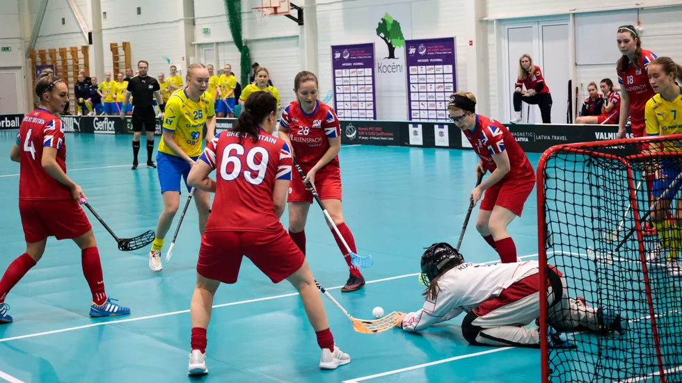 Storbritanniens Lin Robertson (nummer 28 i mitten) i 0-42-förlusten mot Sverige.