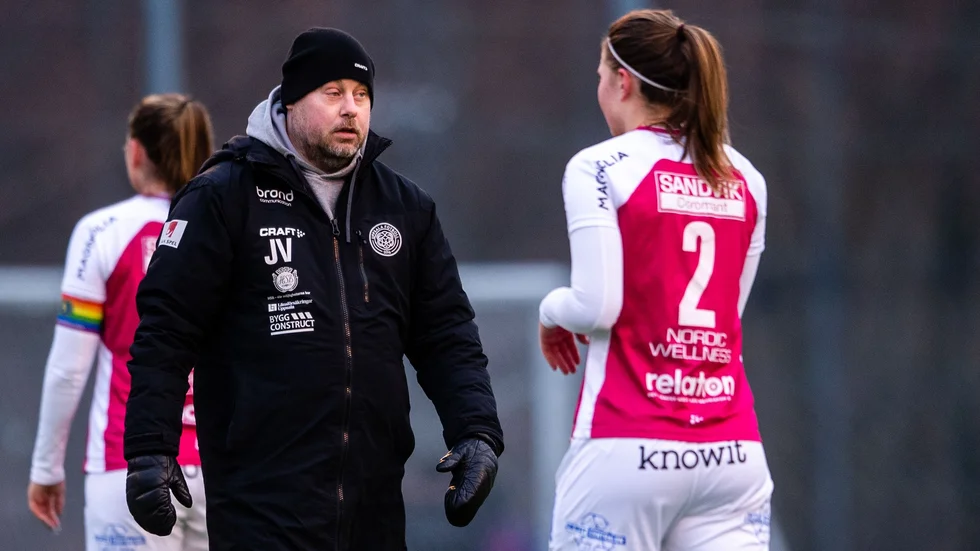 Jonas Valfridsson, tränare i Uppsala fotboll, tänker låta många spelare får speltid i premiären och den kommande veckan. Arkivbild.