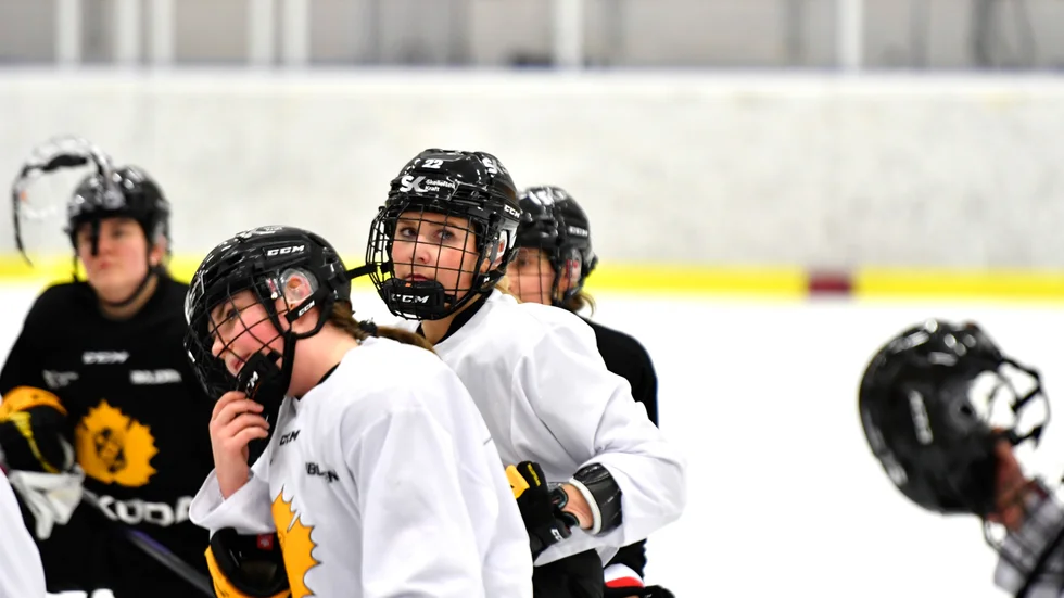 ”Jag tänkte själv inte spela någon mer hockey hemma, men när jag blev kontaktad vände det fort”, säger Tyra Meropoulis, som anslutit till Skellefteå AIK.