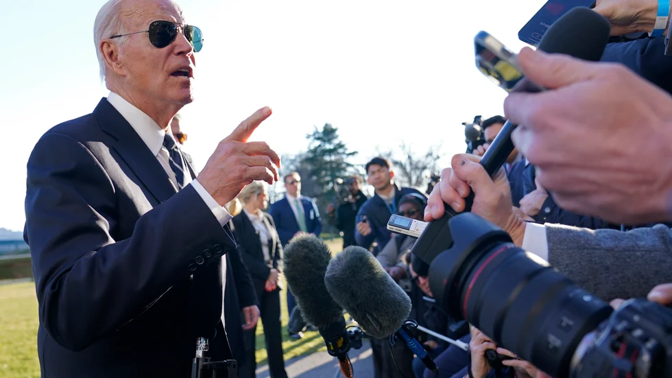 President Joe Biden i snack med reportrar utanför Vita huset. Frågan om stridsflyg till Ukraina kom upp – och avvisades.