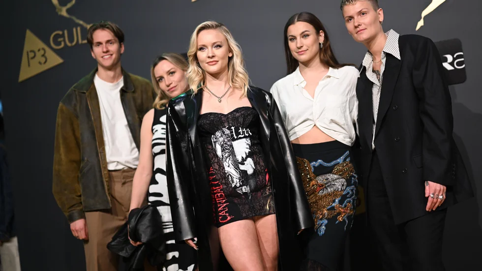 Zara Larsson anländer till P3 Guld-galan i den omtalade klänningen.