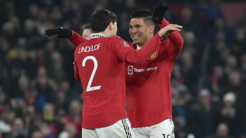 Manchester Uniteds Casemiro, höger, firar ett av sina mål tillsammans med Victor Nilsson Lindelöf.