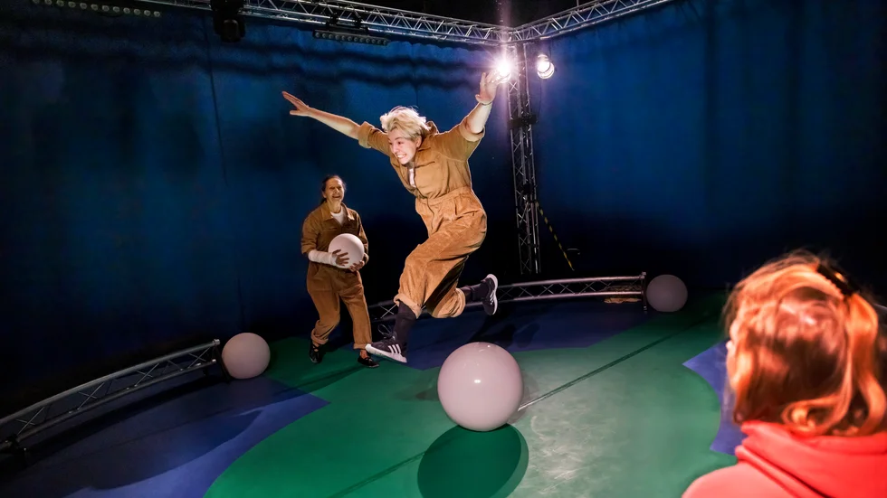 Det är en visuell dramatisering av Astrid Lindgrens saga "Allrakäraste syster" som tar form på Norrbottensteatern. "Den kommer också att vara interaktiv. Barnen kommer att få följa med på vandringen till det magiska underlandet där huvudkaraktären Barbro möter sin allrakäraste syster Ylva-Li", säger pjäsens regissör Therése Lindberg.