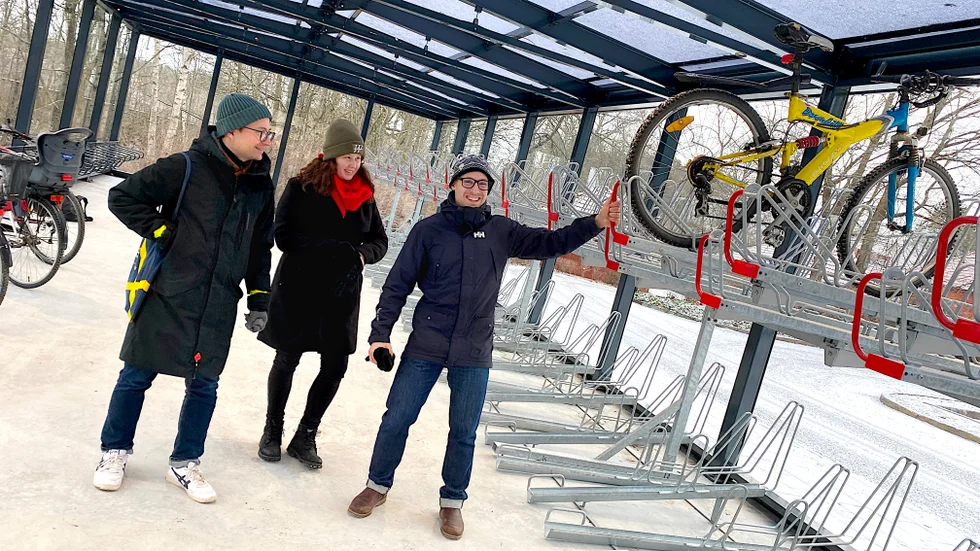 Nya cykelgaraget vid Resecentrum i Enköping har öppnat. Trafikchef Andrey Edemskiy och trafikplanerare Alice Carlsson och Maurizio Freddo ser fram emot att fler Enköpingsbor ställer bilen och väljer cykeln istället.