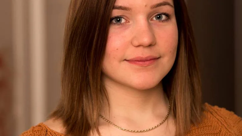 Mirja Nordlund, 15, visste på råd när de äldre på Klockarängens korttidsboende inte kunde se OS-sändningarna på tv.