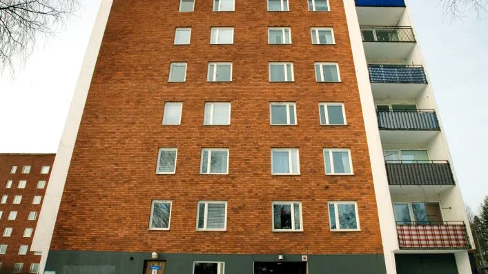 bildtext till bilden "berta 4" i fotografbild:

I dag ett vanligt hyreshus på Vinkelgränd 3. Våren 2009 är det här huset Lulebos första seniorboende Årgångshuset. Namnet kom fram som ett förslag i samband med en enkät bland luleborna. "After work" var ett annat alternativ.
Foto: KURT ENGSTRÖM