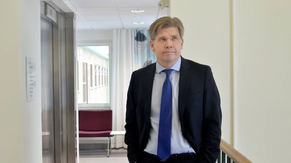 Advokat Magnus Fröberg har tidigare arbetat på Naturvårdsverket, nu försvarar han Svevia i miljöskandalmålet. "Jag anser att målet ska ogillas", säger han.