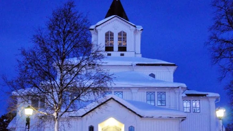 Kyrkan i Gällivare i julvinterskrud. Ett Ikea för själen.