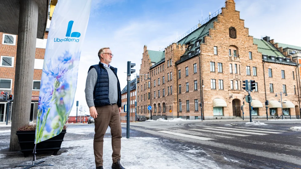 "Jag tycker att man borde se det som en möjlighet att få vara en del av den gröna omställningen. Arbetsförmedlingen ska nu se till att människor söker lämpliga jobb, där jobben finns, exempelvis i norr, säger arbetsmarknadsminister Johan Pehrson (L). Här vid ett tidigare besök i Luleå.

