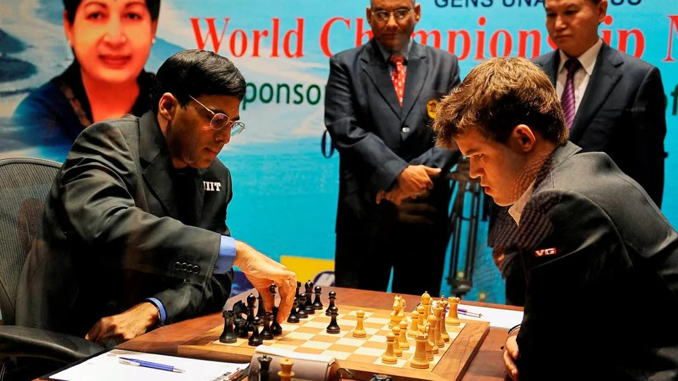 Viswanathan Anand och utmanaren Magnus Carlsen möts i en VM-match i Chennai i Indien.