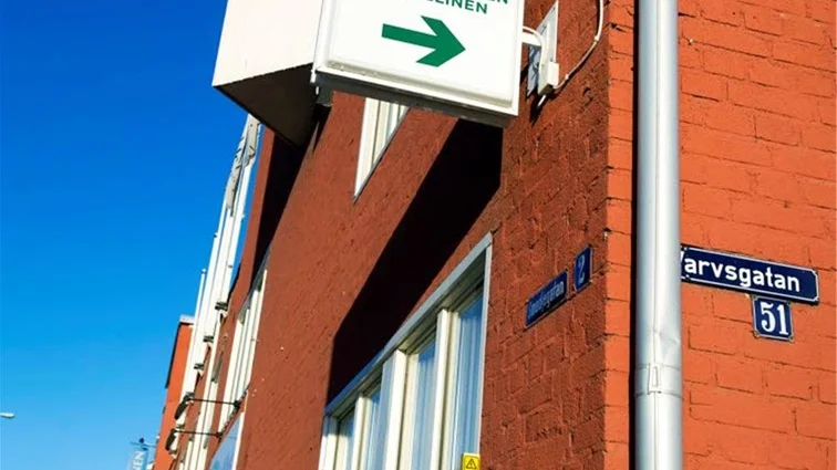 Sensia hälsovård AB äger bland annat verksamheterna i Hermelinen-huset på Sandviksgatan i Luleå. Bolagets majoritetsägare, fonden Capman life science, har gått in med stora pengar för att hålla i gång förlustkoncernen.