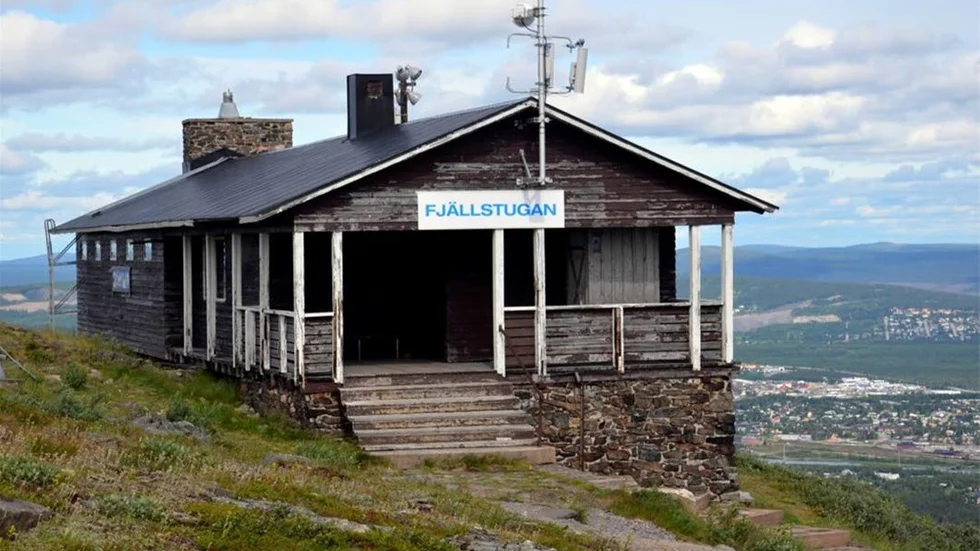 Fjällstugan Dundret i sommarskrud. En populär våffelstuga om sommaren. Nu öppnad även på vintern.