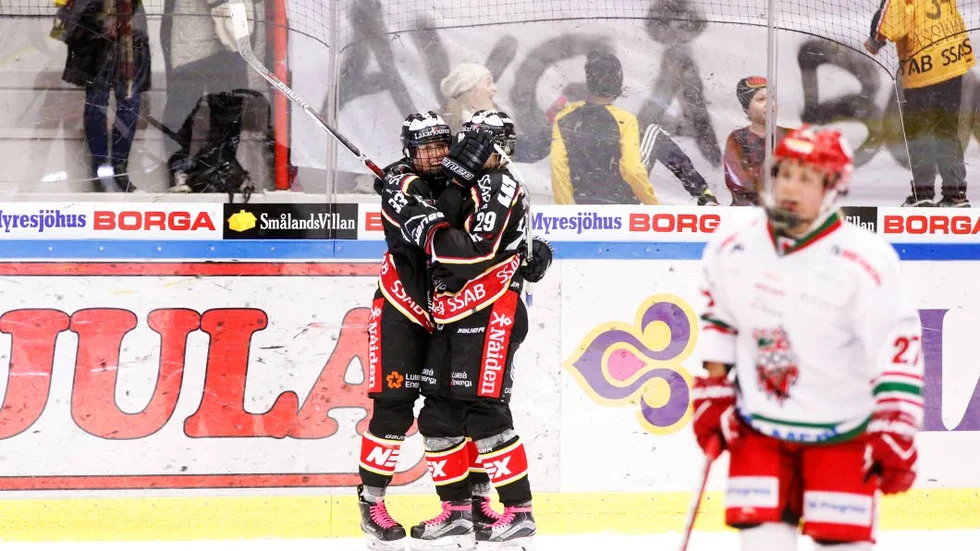 Jubel. Michelle Karvinen, till vänster, gjorde två mål mot Modo.