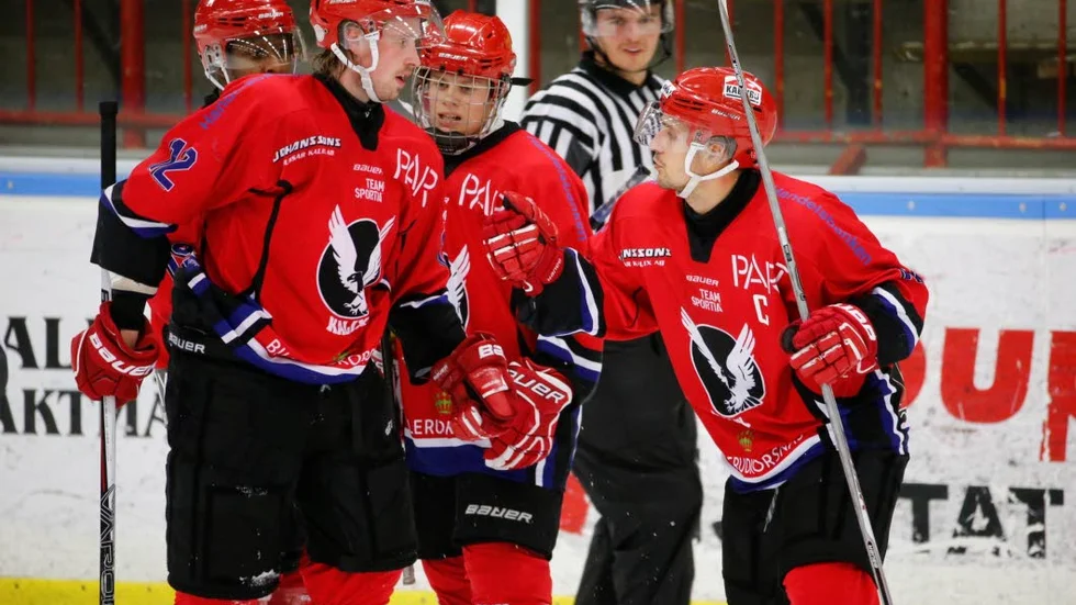 segerjubel. Kalix tog tre vioktiga poäng hemma mot Vännäs. Nu lever hoppet om en plats i allettan. "Varje match blir som en final", säger Johan Pettersson.