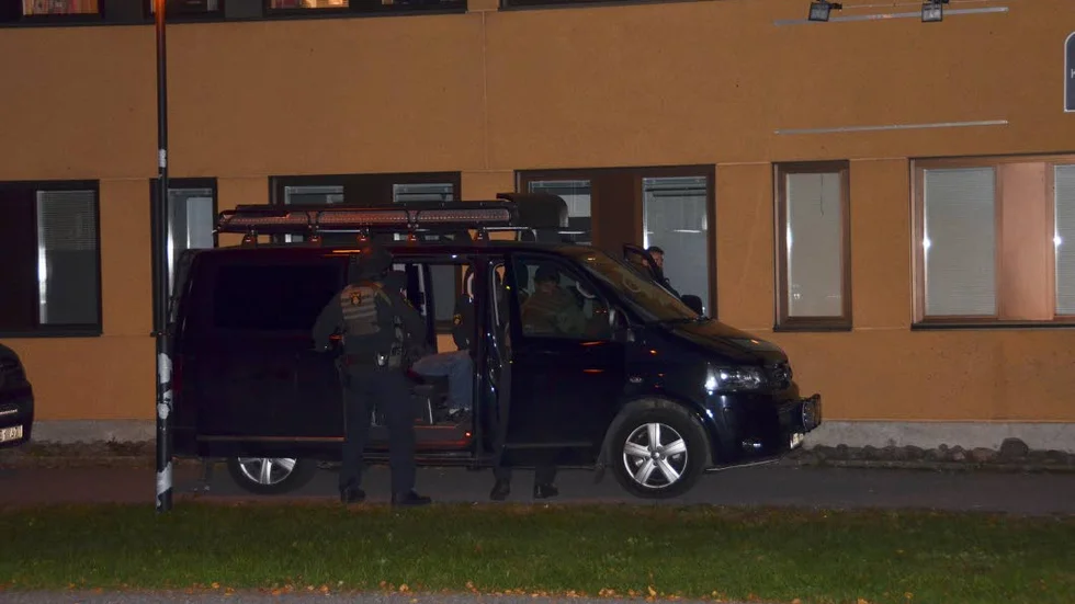 Två gripna. I bussen sitter den man som först fördes ut för att ha uttalat bombhot.