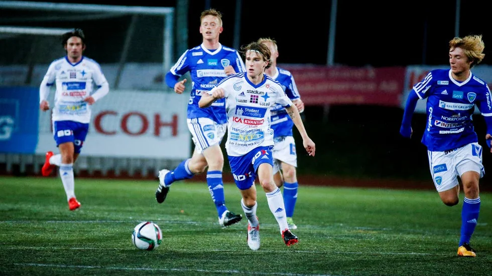 Mot målet. IFK Luleås unge talang Sebastian Sandlund gjorde det viktiga 1-1-målet mot Umeå.