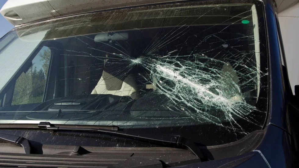 Häktad. 24-åringen häktas för att ha attackerat sin fars husbil.