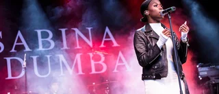 Recension: Sabina Ddumba är som bäst när hon tar i från tårna