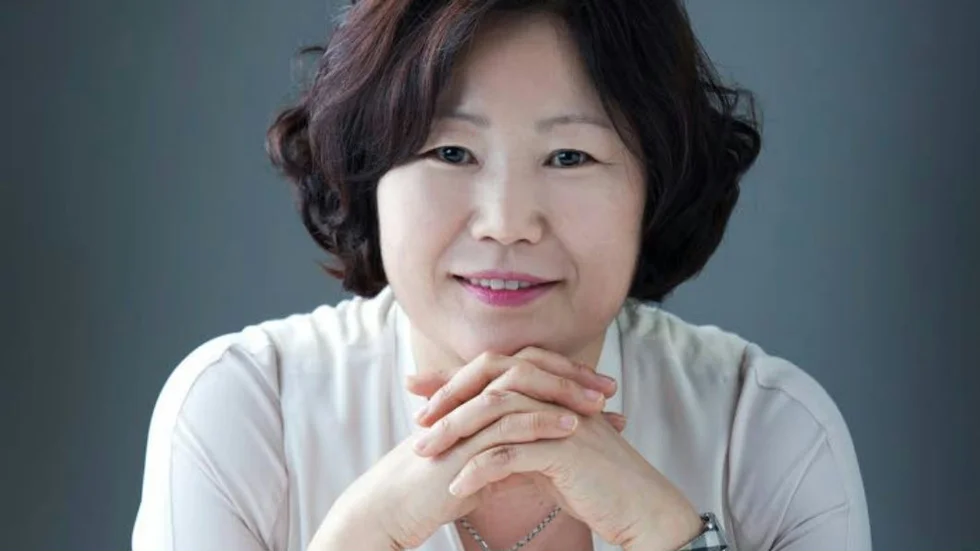 Sun-Mi  Hwang.