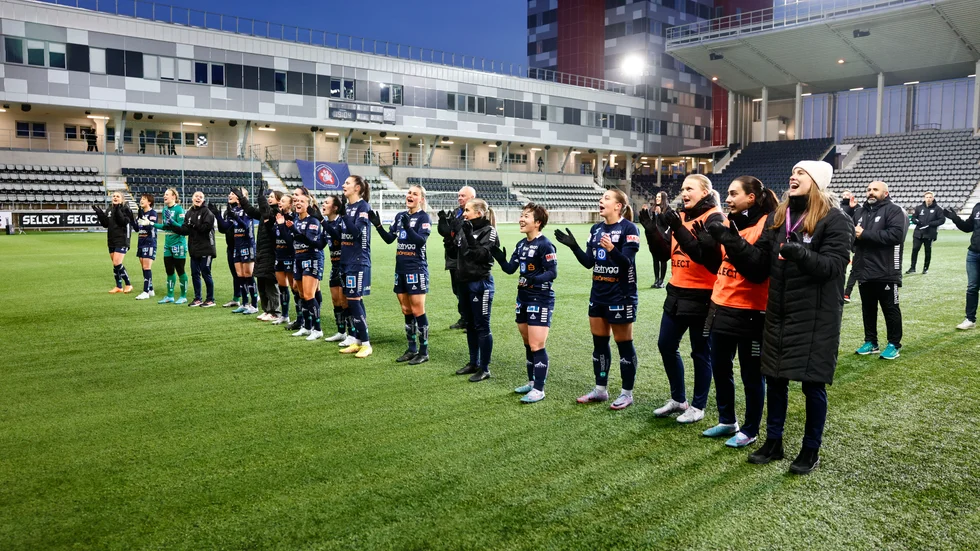 Linköpings spelare tackar fansen under fredagens fotbollsmatch i damallsvenskan mellan Linköping FC och FC Rosengård på Linköping Arena.