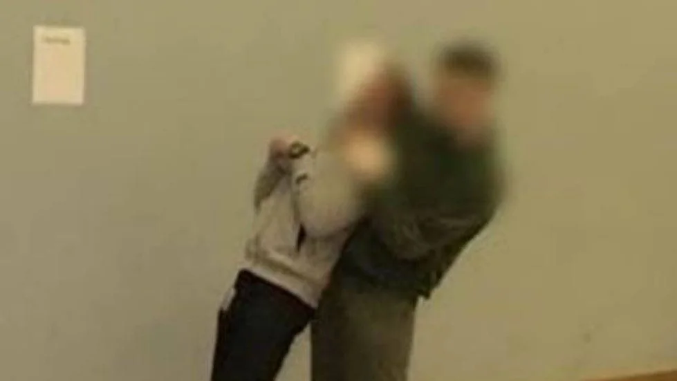 REKONSTRUKTION. Åklagarna tror att den 23-årige mannen ljuger när han visar att han står bakom offret vid mordtillfället. Se rekonstrumtionsfilmen på NSD.se.