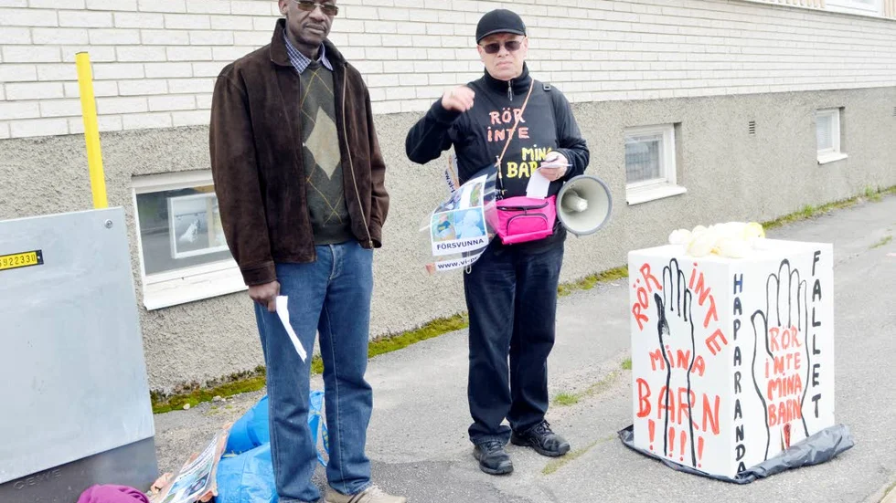 DEMONSTRATION. Souleymane Diaw och Tor Svärdtorp protesterar för att fler pappor ska få träffa sina barn.