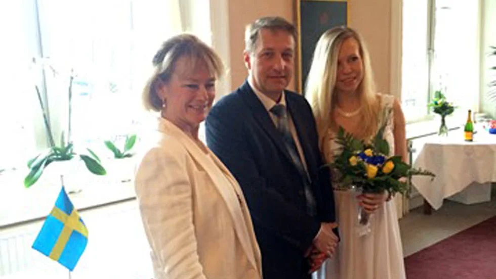 VIGSEL. Adelson Liljeroth vigde Krister och Natalia Hammarbergh.