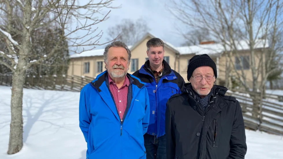 Hembygdsföreningens ordförande John Haraldsson (längst bak), vice ordföranden Hans Skoglund (till vänster) och kassören Hans Lindberg ses här framför det nyinköpta Församlingshemmet.