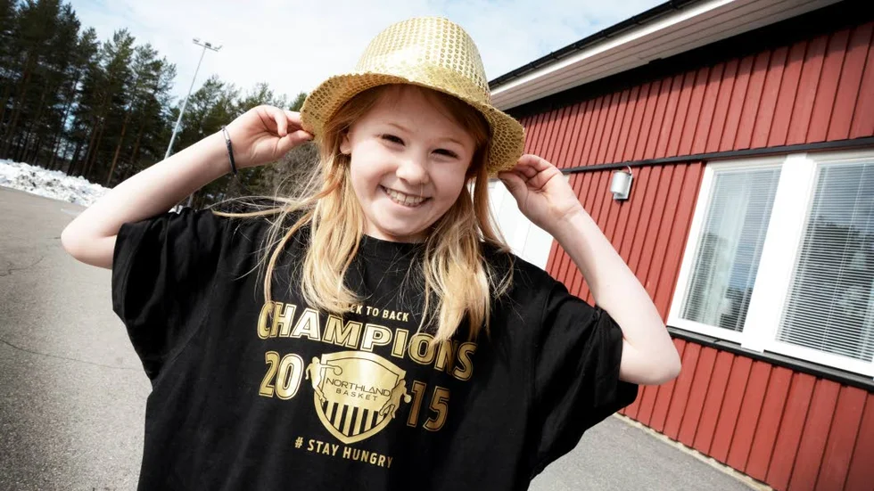 GULDGLÄDJE. Northlandsupportern Sara Nordh, 7, har guldhatt och guldtröja på sig i skolan dagen efter finalrysaren.