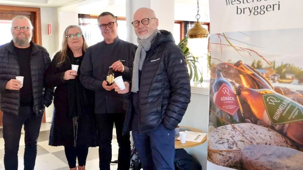 Provsmakare på Westmans Café i Bygdsiljum samtalar med Anders Karlsson, vd på Westerbottens bryggeri.