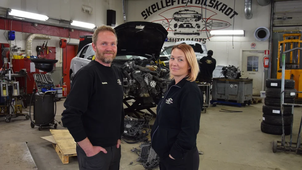 Joakim och Isabelle Backman tror och hoppas att tillväxten på Skellefteå bildemontering ska hålla i sig.
