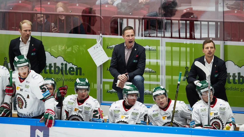 Johan Lundskog, längst till vänster, är redo för match och ser fram emot att möta Tim Söderlund. 