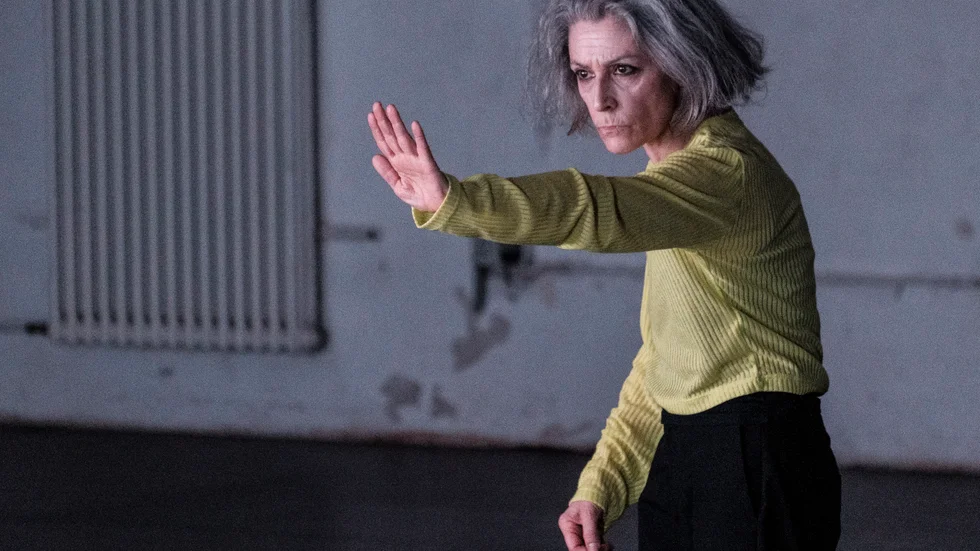 Cristina Caprioli använder både sin kropp och sitt utslagna hår i "Ett hårlöst solo".