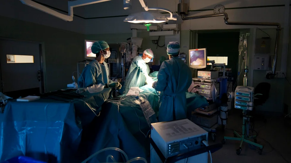 Operationen genomförs med titthålskirurgi med sövning för kvinnor och öppen kirurgi för män.