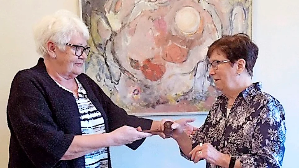 Avgående ordförande Kerstin Weidersjö överlämnar klubban till  Anita Boström.         