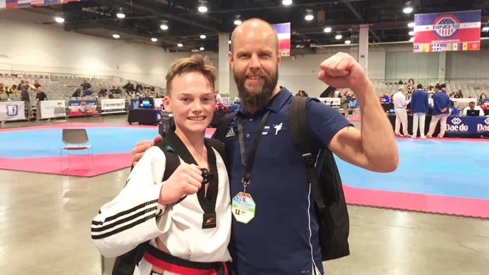 En glad Linus Vesterlund tillsammans med coachen Joakim Sjöberg.