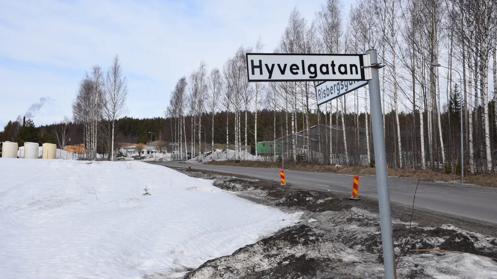Här där Hyvelgatan går ned på Risbergsgatan, rakt nedanför Zone Systems på Hedensbyn, väntas ungefär Northvolt bygga sin infart för persontrafik. 