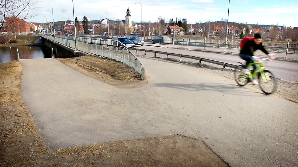 En invånare vill få cyklister och gångare att följa reglerna genom tydligare linjer och skyltning.