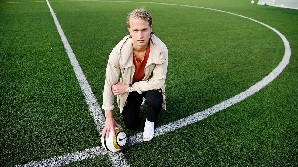 Moröns sportchef Simon Åström har ett nytt spår i jakten på en ny förstemålvakt - amerikanen Ryan Sandell.