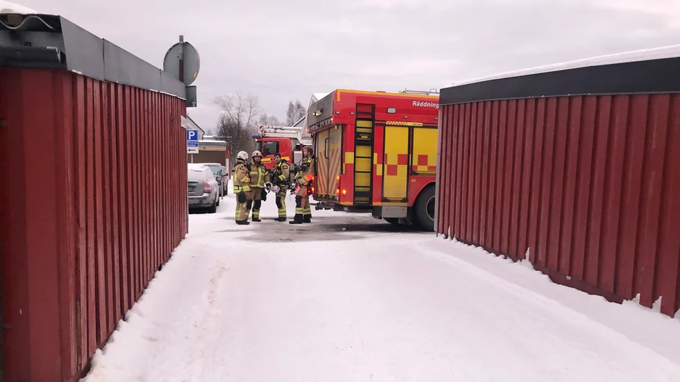 Efter insatsen är klar samlas styrkan vid en av räddningstjänstfordonen.