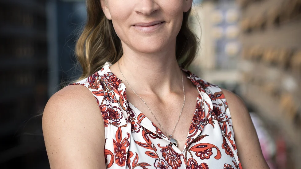 Stina Jackson bor i Denver, USA, tillsammans med maken Robert Jackson. ”Han hade så tur att boken sålts till England så han fick läsa översättningen i somras så det är jätteroligt. Han är helt lyrisk. Men det är också lite trist för han kan ju inte läsa under processen heller”, berättar Stina Jackson.