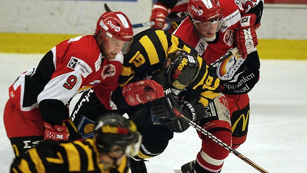 Ske-å Aik mötte Piteå och vann med 4-1. Året var 2004. I Piteås röda ställ Daniel Olofsson och Niklas Strandberg som ikväll, nio år senare, spelar playoff 3 mot Sundsvall. Arkivbild: Roine Sandlén.