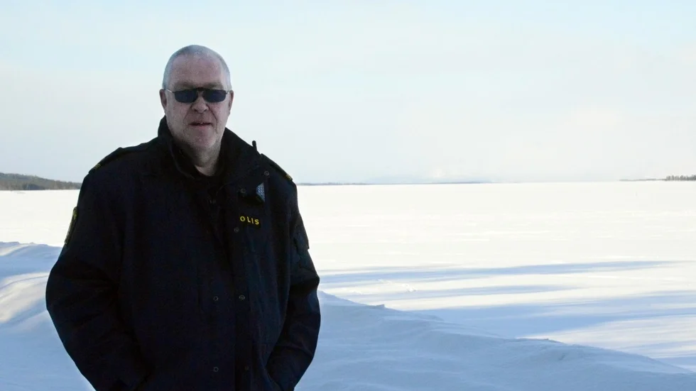 Dis i horisonten. Kyla har dragit in över fjällen och kommer att ge ned till 20 minusgrader om nätterna. Anders Holmlund vid Arjeplogspolisen flög över fjällen under torsdagen och varnar för laviner. Foto: Sofie Abrahamsson